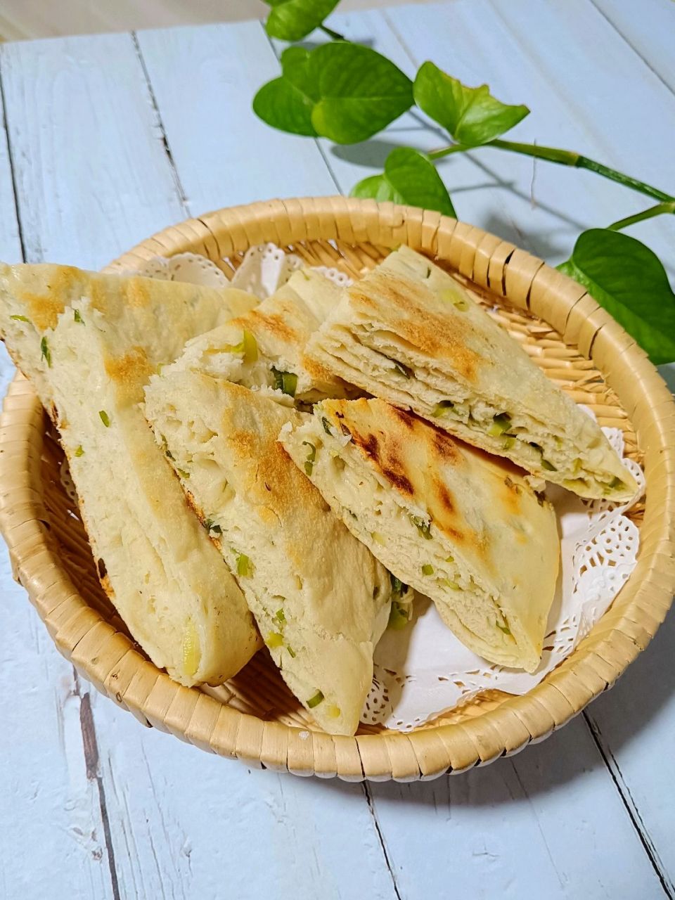 发面葱花千层饼 天热不想吃饭,做点发面葱花千层饼,烹饪过程中香喷喷