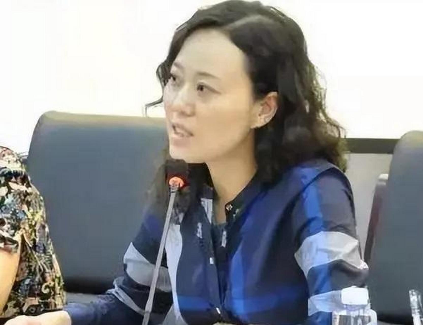 金英丽是从东北农村走出来的大学生,上海的繁华让她震惊,毕业之后她