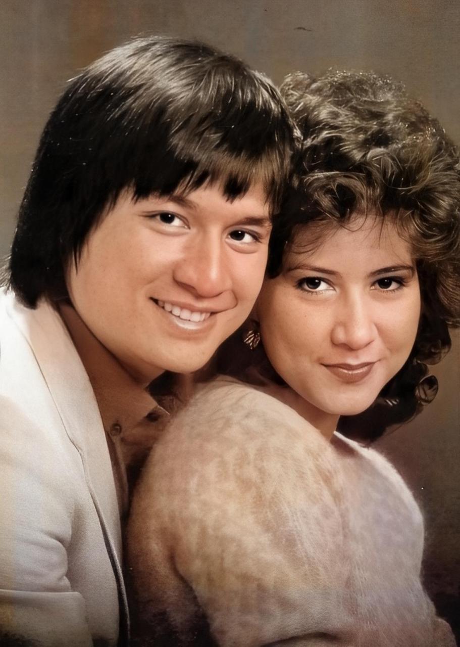 在门口不远处,甄妮突然感到一种依恋.