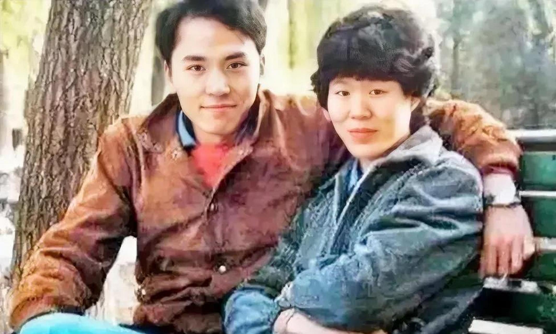 这是郎平和前夫白帆的合影.他前夫真帅啊!