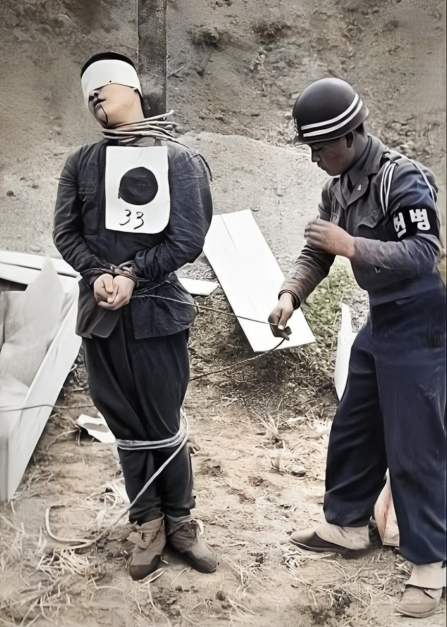 1950年,一名女囚犯在韩国济州岛山山面临死刑.