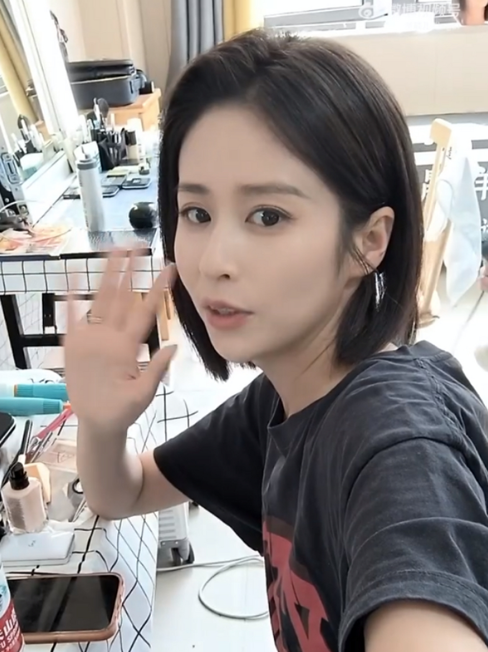 其实短发的颖儿比长发还要好看,更有辨识度.