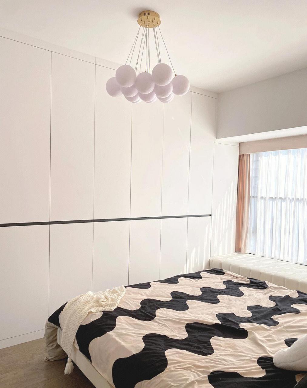 主卧床尾做了整面墙的大衣柜,堪比衣帽间. [点亮平安灯]衣柜长4.