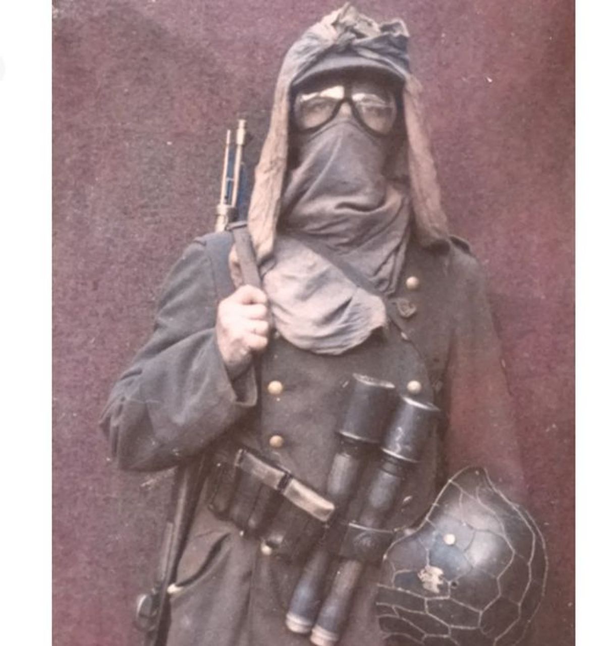 这是一名德意志非洲军团士兵的照片,与一般德国士兵相比,他的装备显然