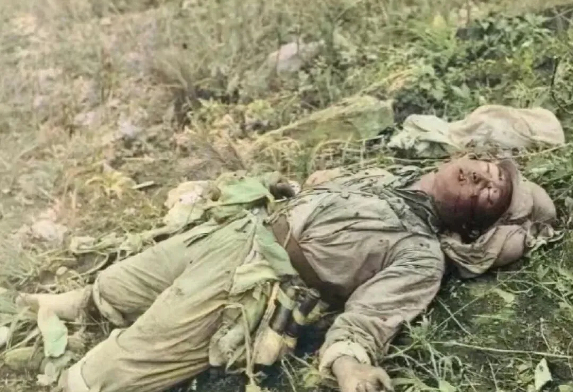 这一张让人痛心的老照片,拍摄于1951年的朝鲜战场,照片中躺在地上的是