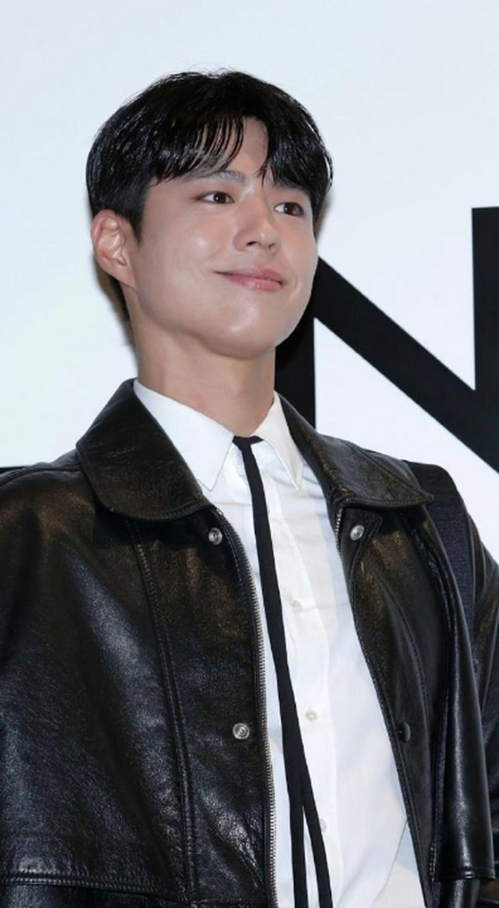 韩国男明星在参加活动之前都会化妆,朴宝剑自然也不例外.