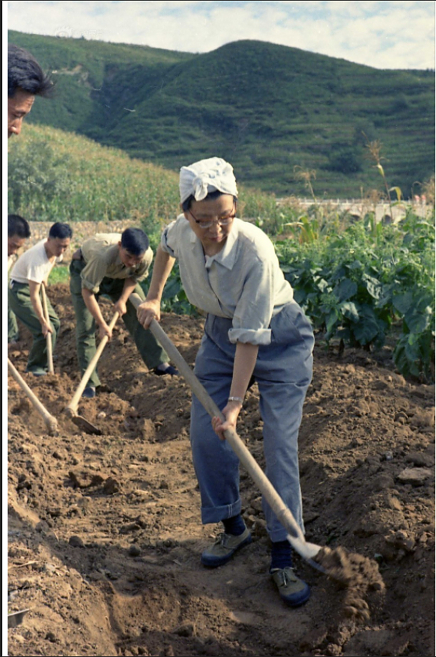 她有一位哥哥,叫李干卿.她还有一个姐姐,叫李云露,又名李云霞.