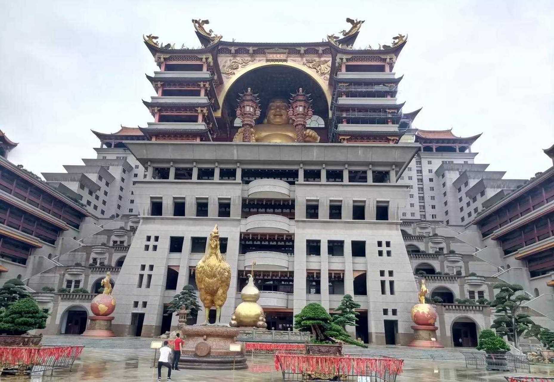 玉林云天文化城,又称云天宫.中国最大的单体建筑,宏伟壮观