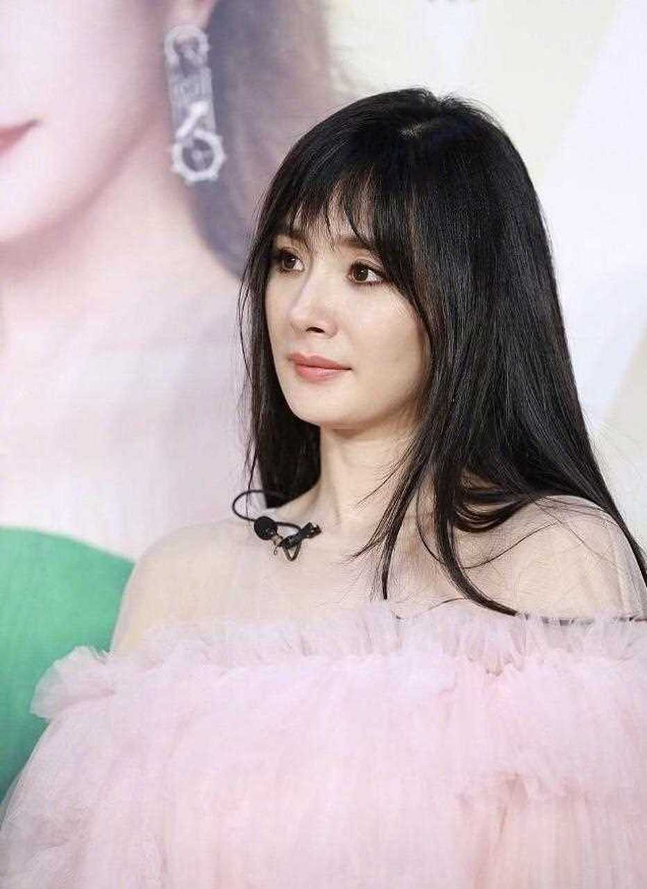 杨幂空气刘海 16日,杨幂现身上海参加综艺真人秀节目《中国达人秀》
