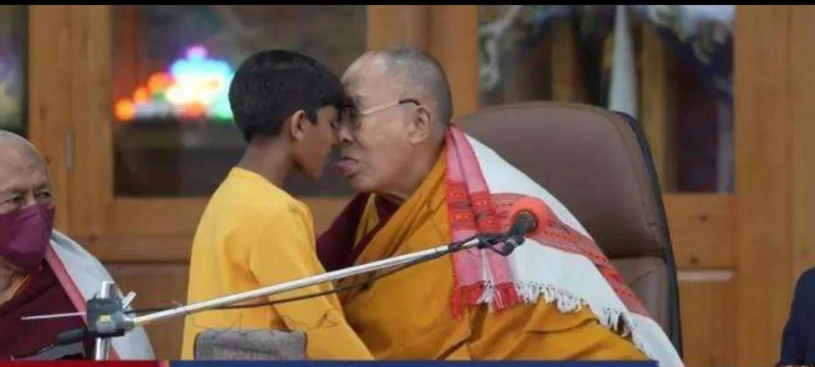 最近,那位流亡在印度的老和尚,竟然在公众场合,伸出舌头让印度一名