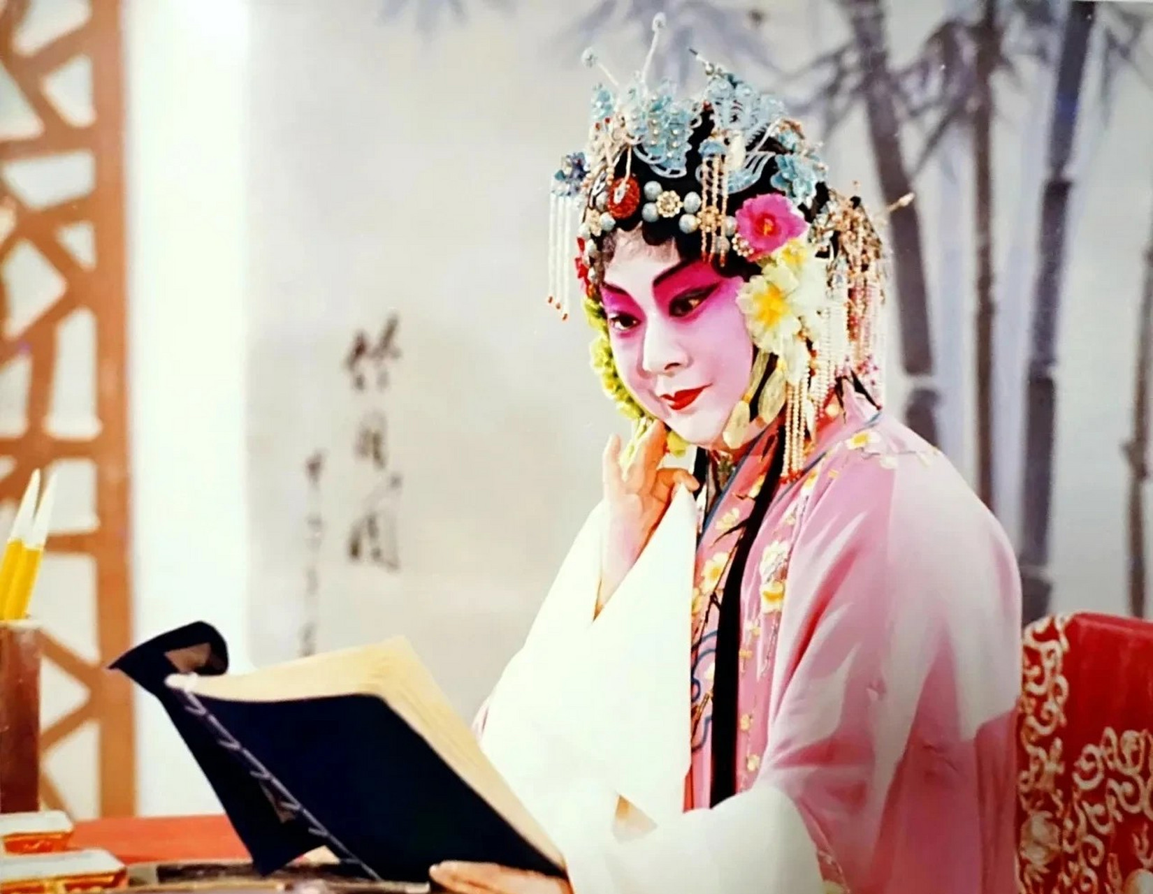 闫立品自幼家贫,母亲将她送到开封永安舞台义成班学戏,拜著名豫剧