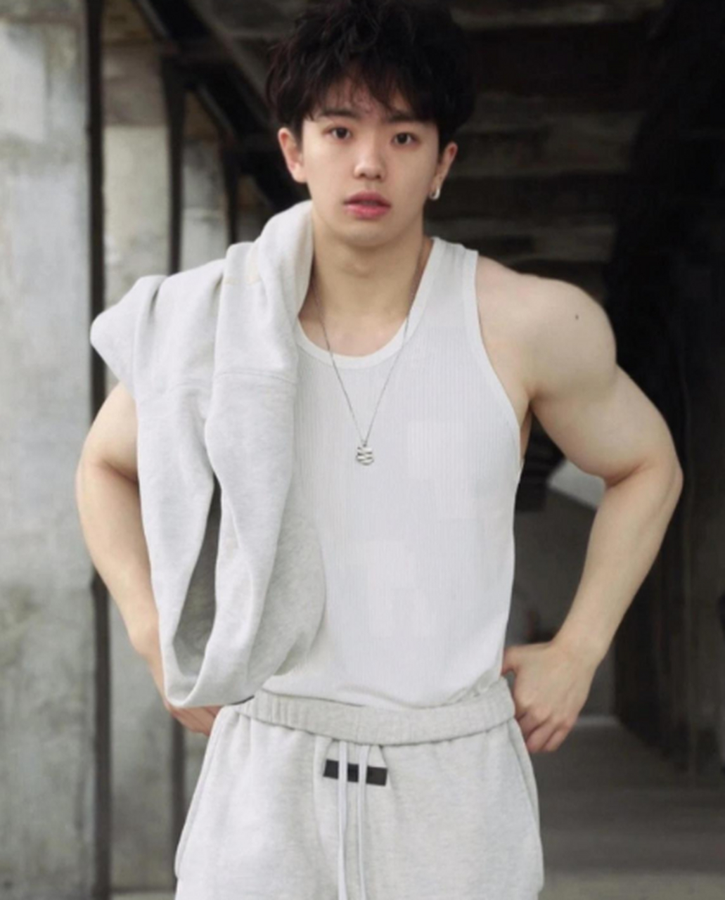 20岁白皮腹肌奶狗弟弟,鲜嫩少年也太可了!