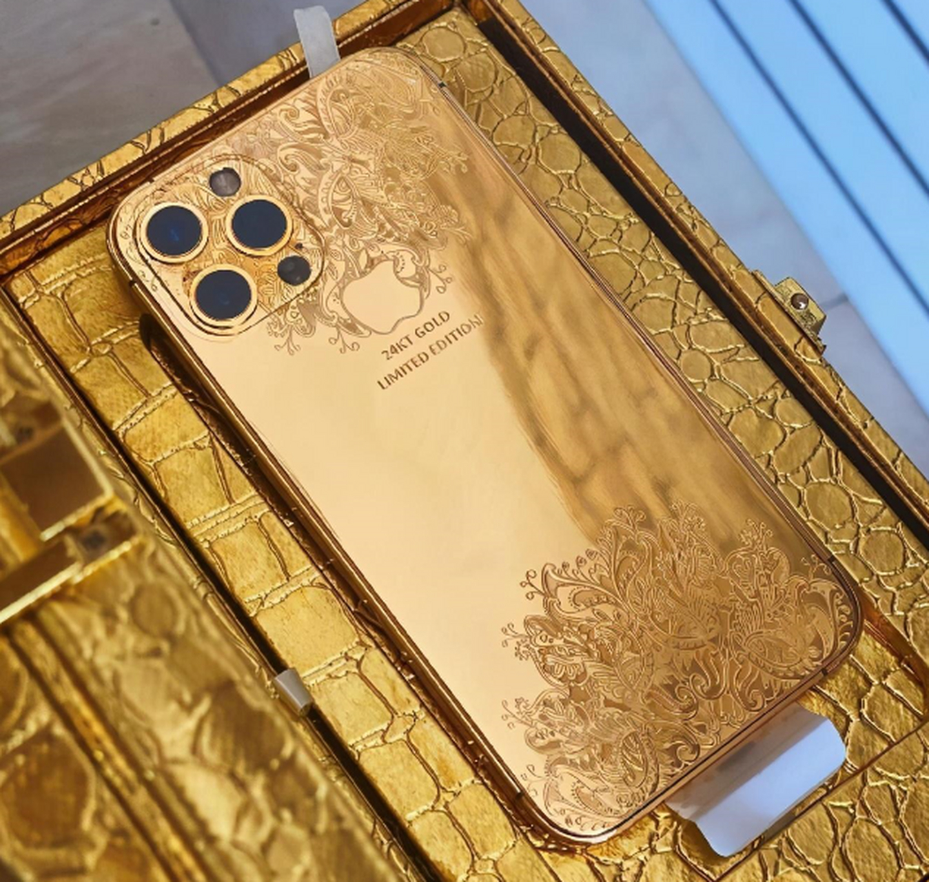 iphone12黄金版  一股金闪闪明晃晃的土豪气息袭面而来,据介绍,这是由