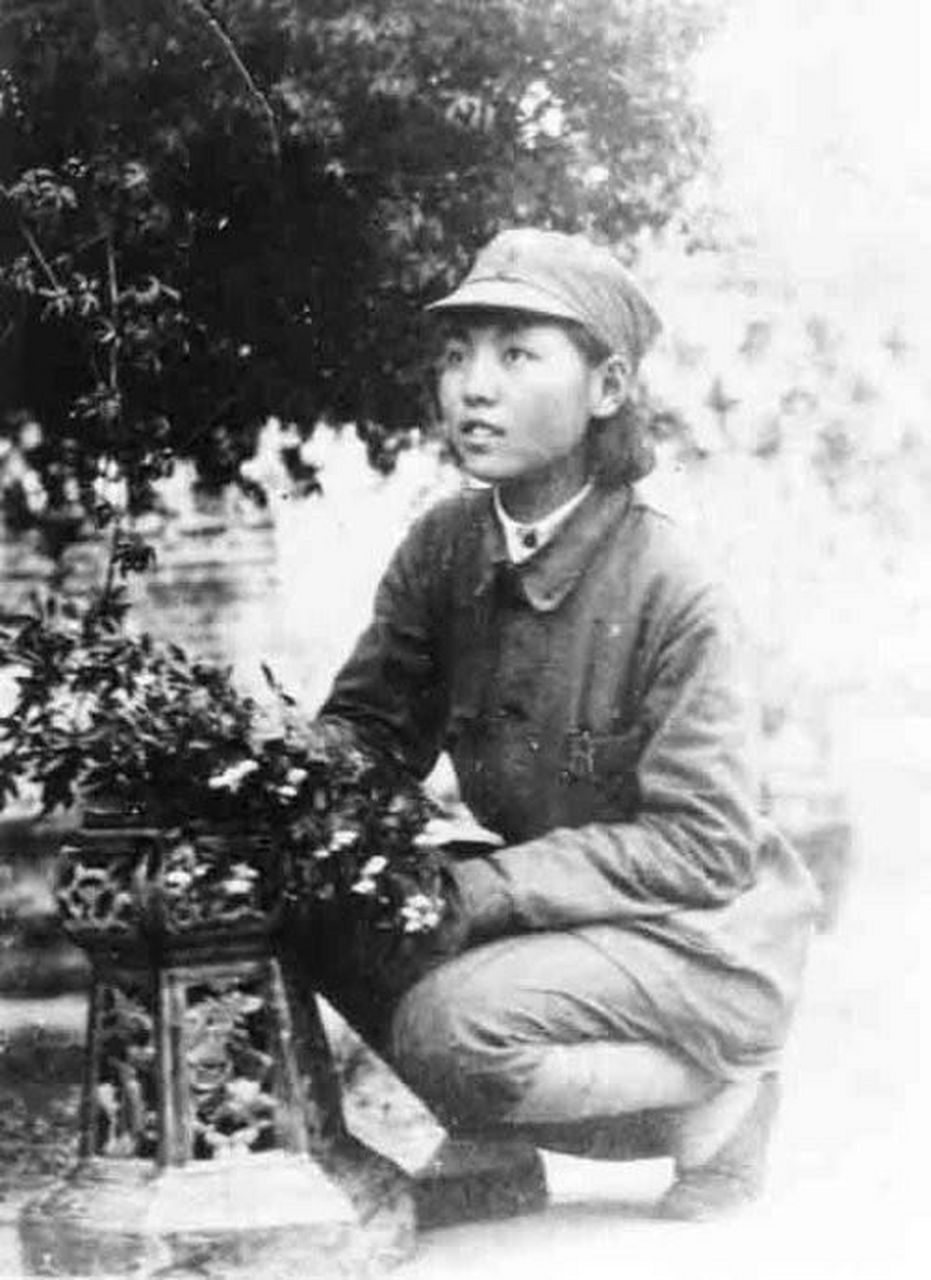 1942年,八路军中满腔热血的知识女性---史瑞楚一张珍贵的老照片,照片