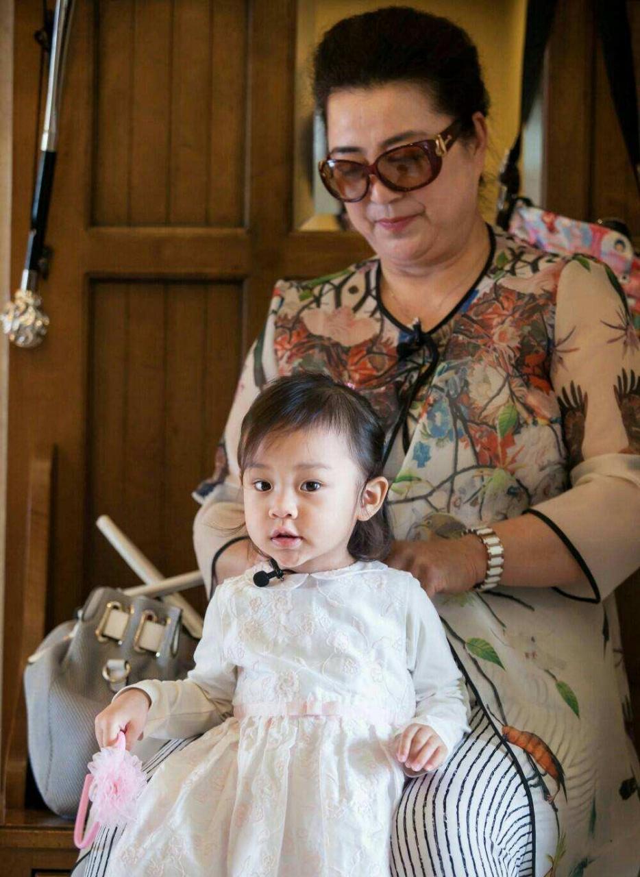 gif创作人# 贾乃亮妈妈与8岁甜馨久违同框!