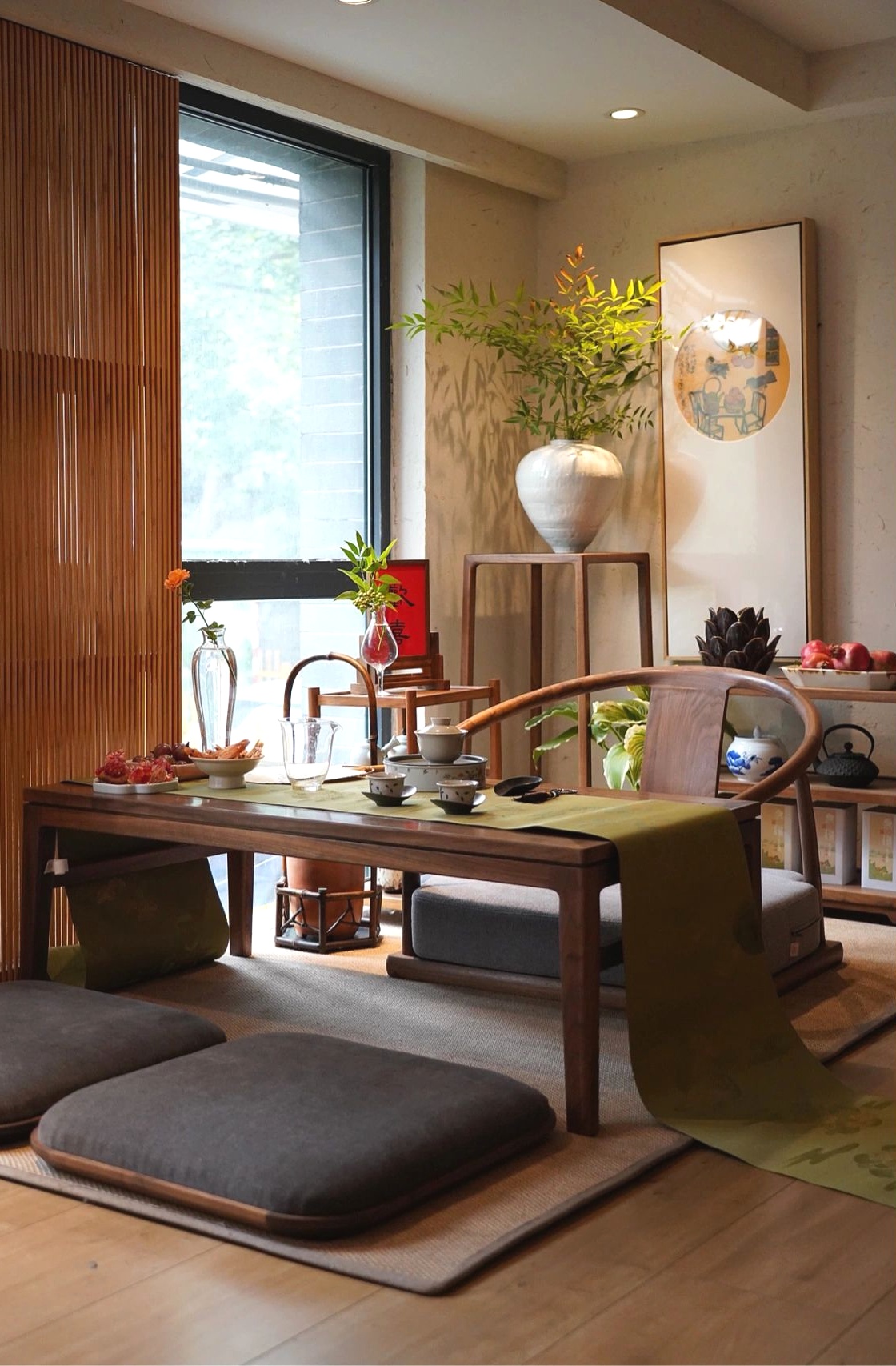 在广州,一名80后女子将自家阳台封窗后改造成了茶室,这一创新之举让她