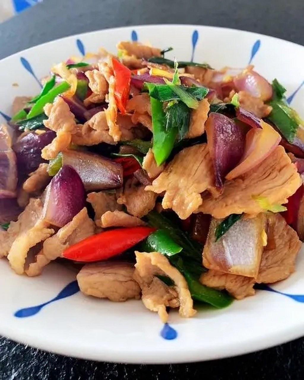 1.洋葱去皮,青椒去蒂,分别改刀切菱形片.  2.