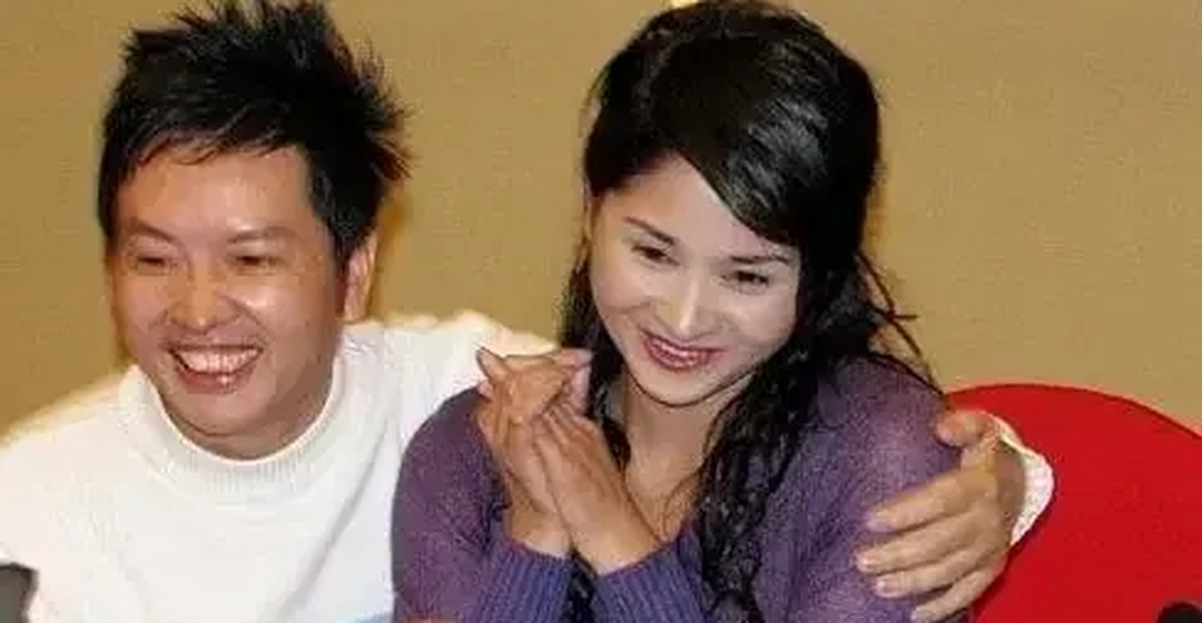 娱乐圈有一个词叫"绿手套",就是指女明星怀了哪个大老板的孩子,然后