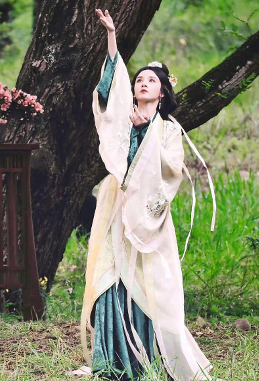 宋祖儿折腰路透,就像画里的古典女神一样.