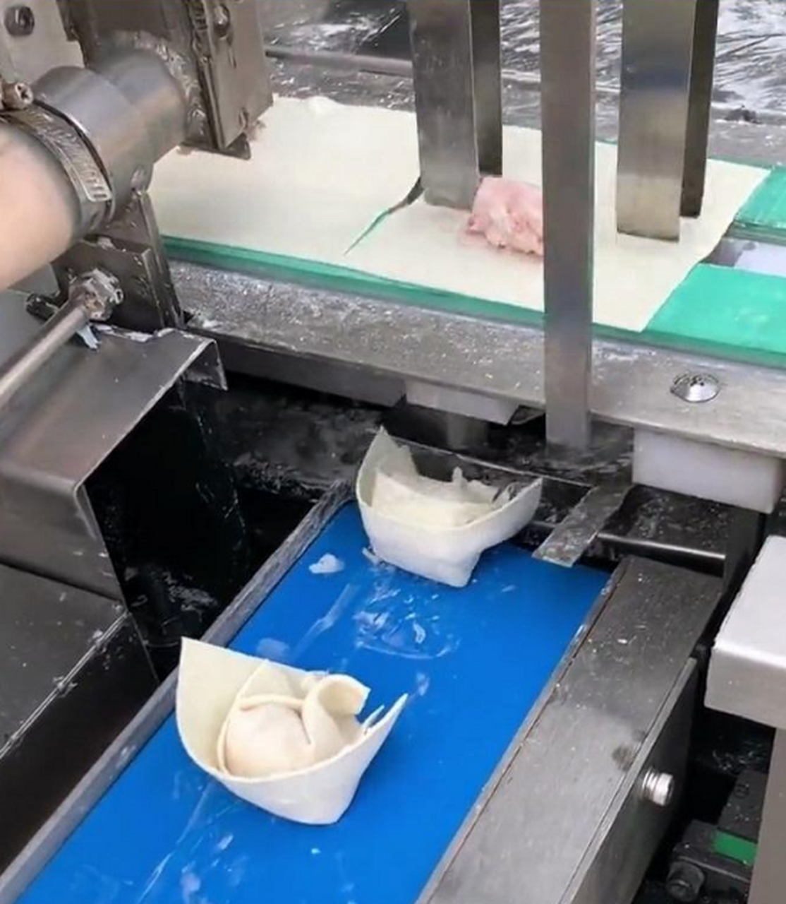 现在包馄饨都机械化了,还厉害啊!