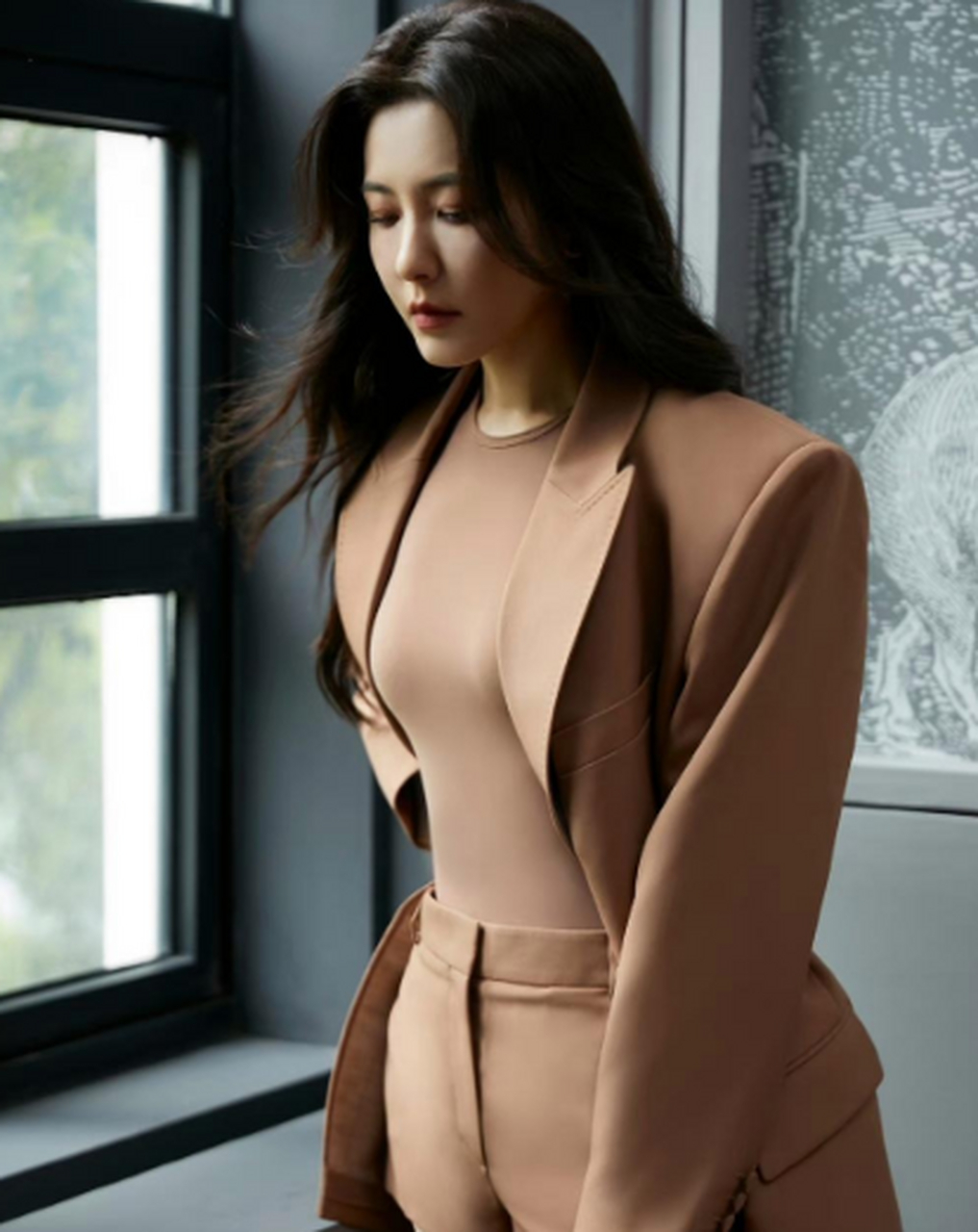 曾黎频繁参加商业活动,时尚资源比年轻艺人还好,她的事业算是迎来了