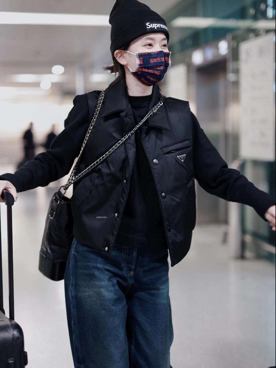 乔欣最新机场私服穿搭 "靠脸吃饭"口罩也太亮眼了, 大号香奈儿流浪包