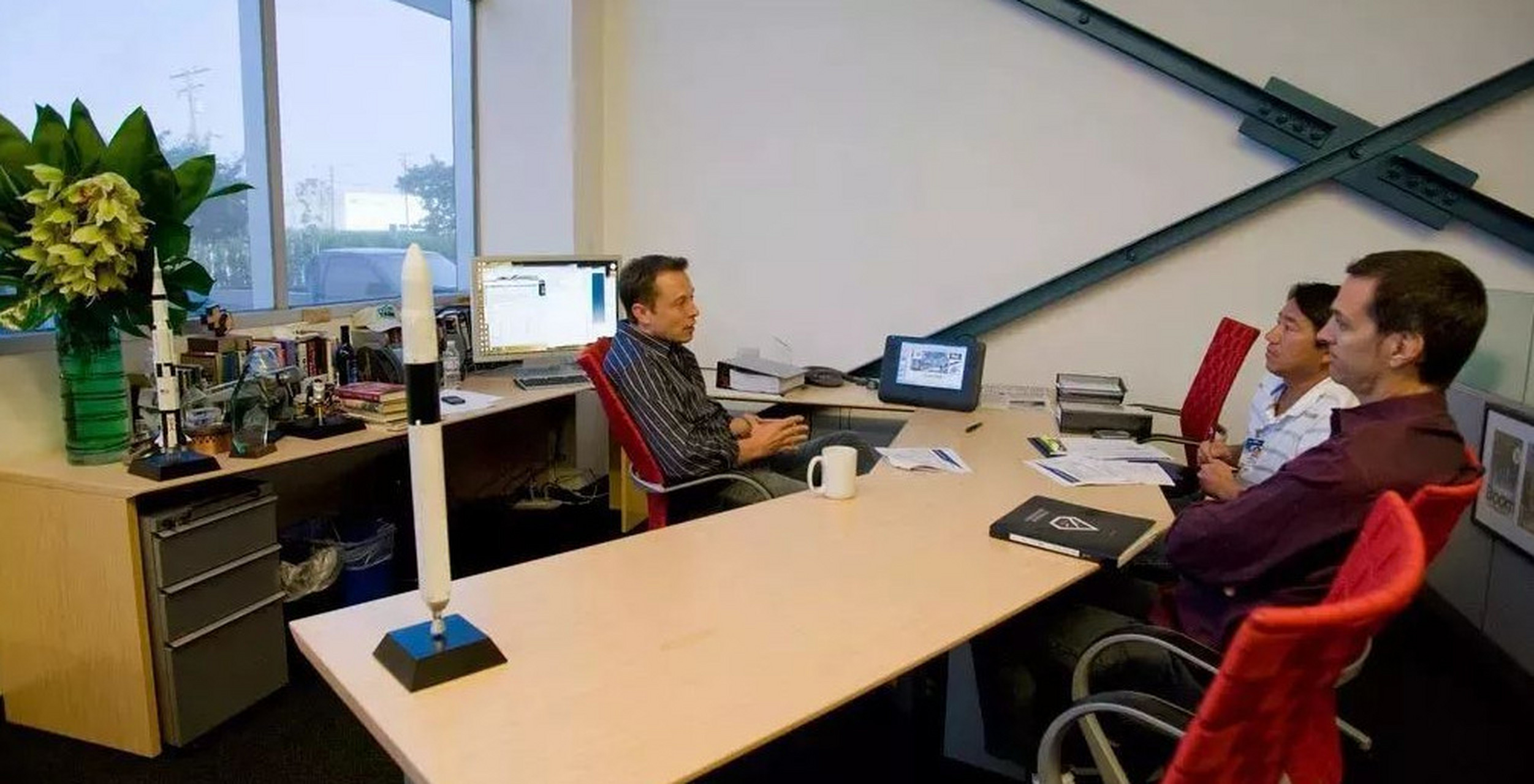 左边是马斯克的办公室,右边是许家印的办公室.