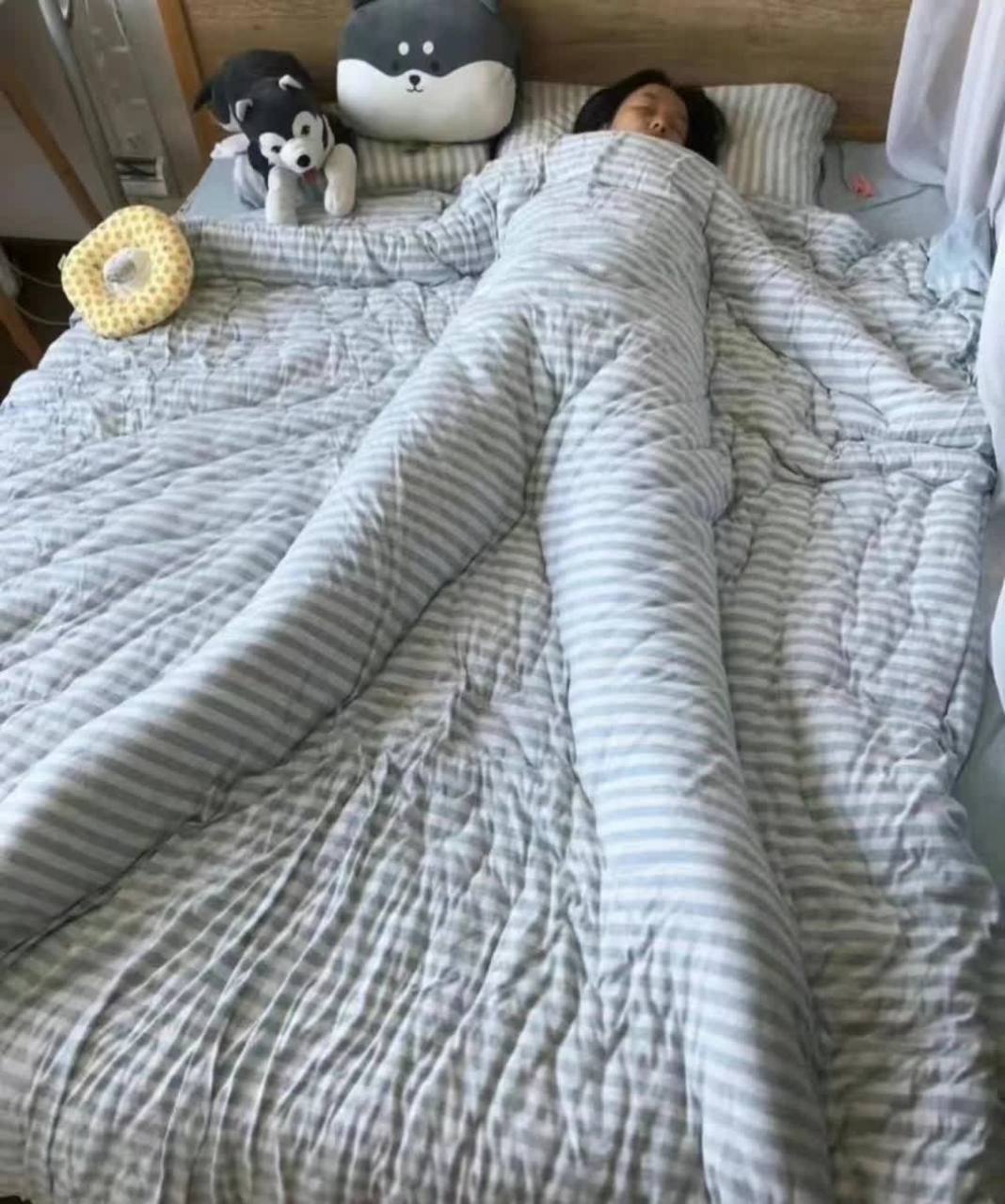 睡得真香,拍张照片发朋友圈也不算过分.  【嘻嘻嘻嘻嘻】[捂脸]