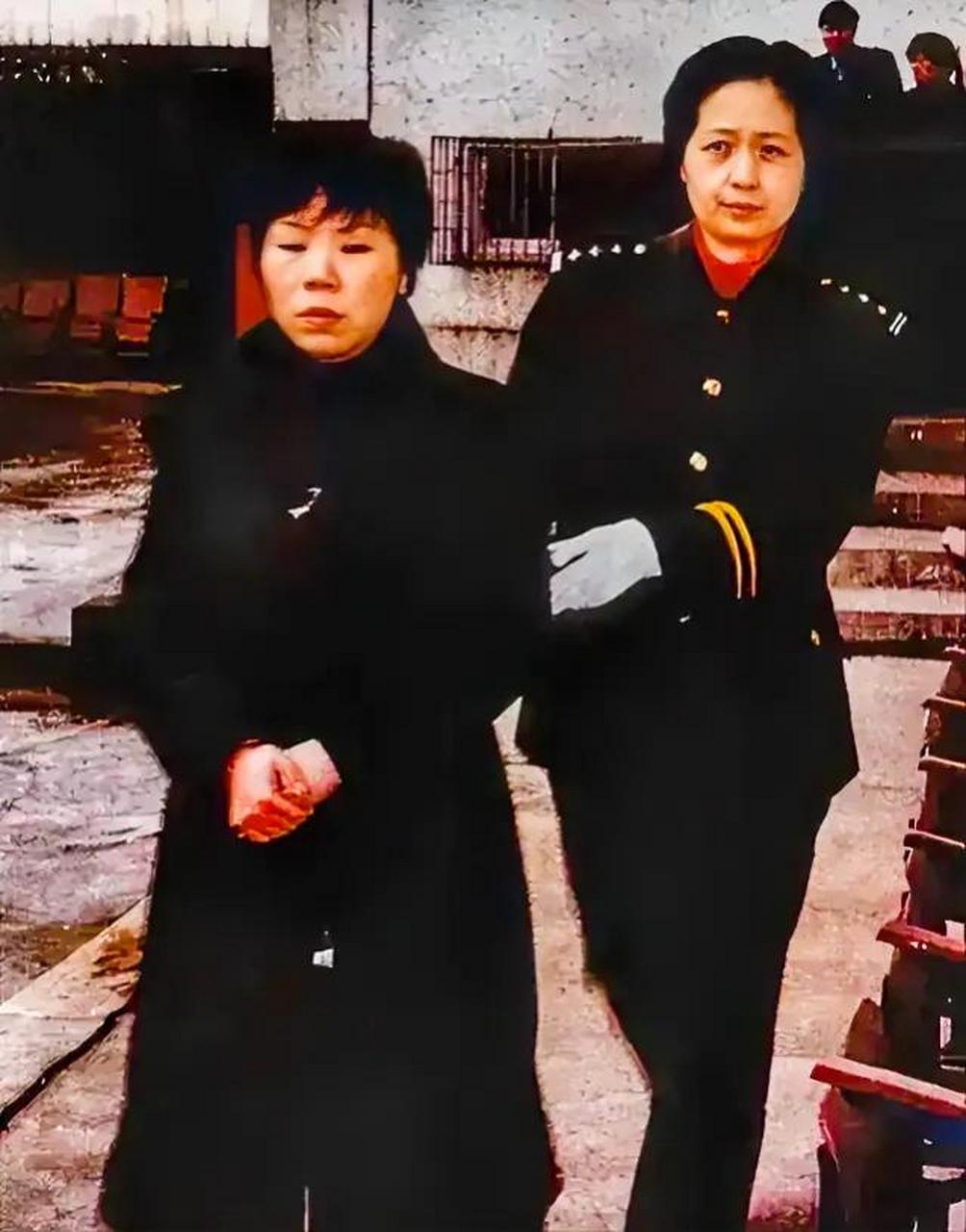 蒋艳萍只有初中文化,看起来相貌平平,但她却是一个非常有心计的女人.