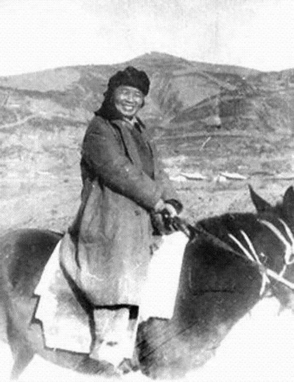 1937年,中国革命时期,有一位非凡的女性,她的名字叫张琴秋.