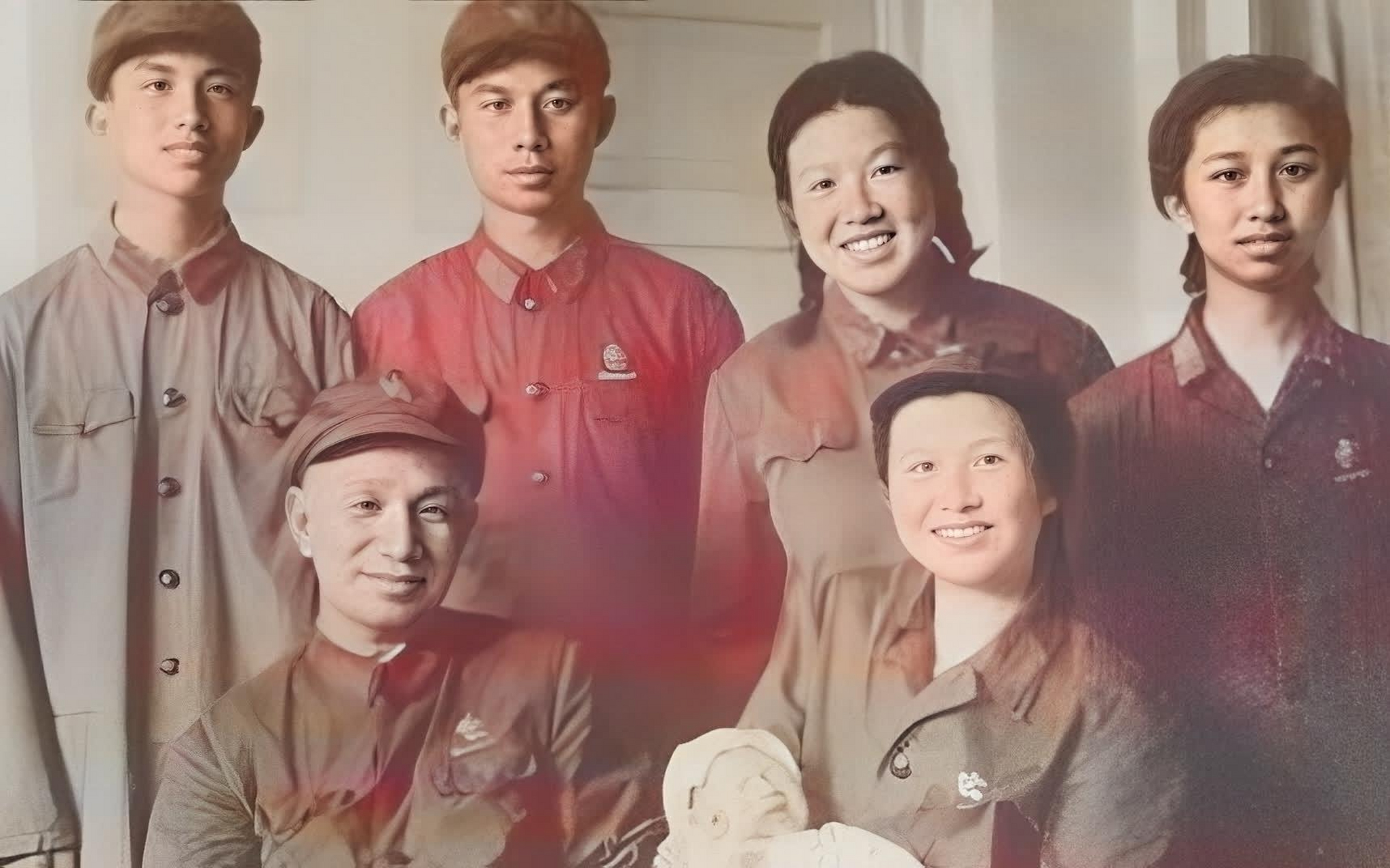 粟裕将军脱下军装和儿孙们一起享受天伦之乐,这也让他变得更加亲切!