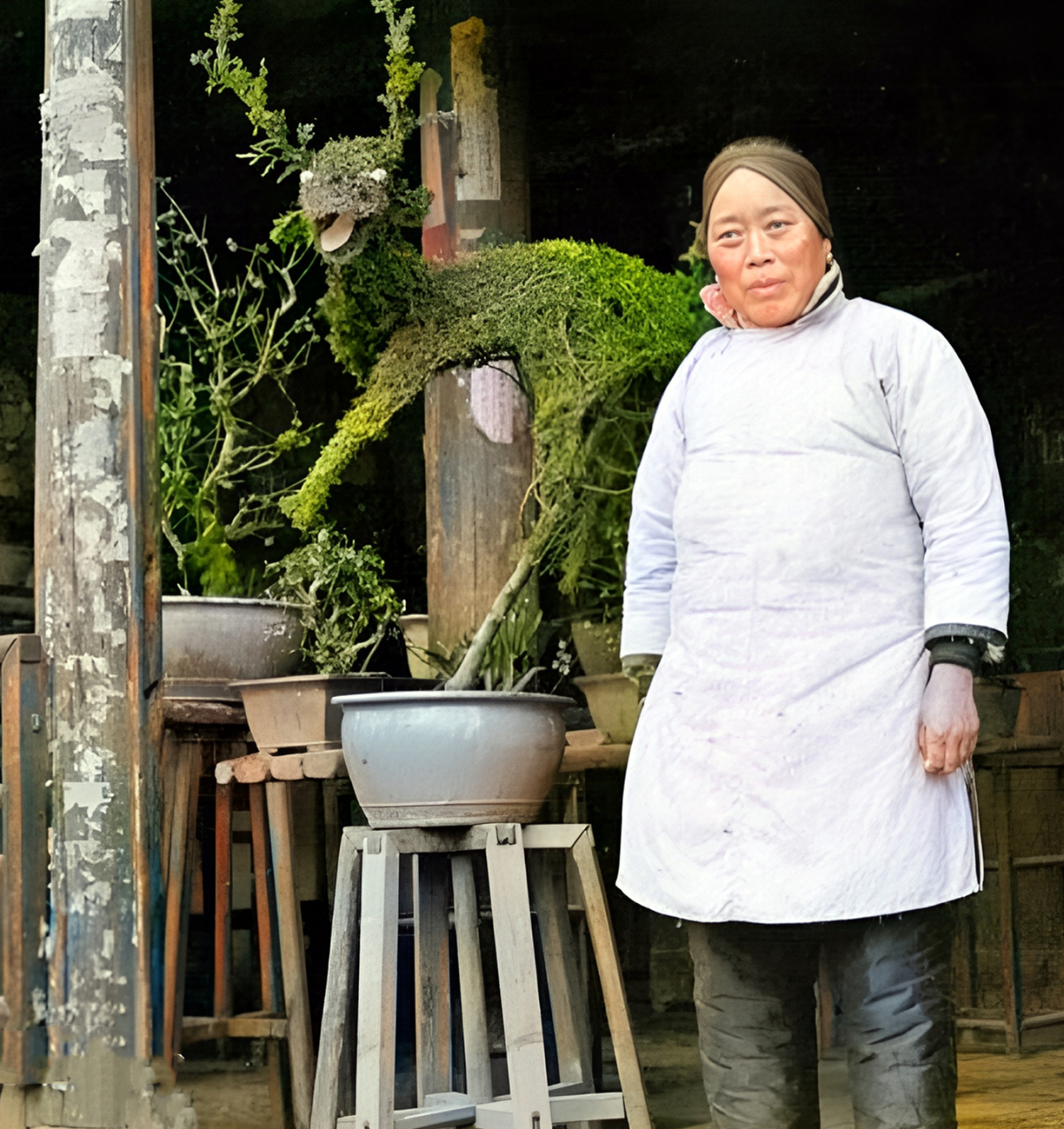 老太太面相大气,头戴抹额,上身穿襟衣,下身穿棉裤.