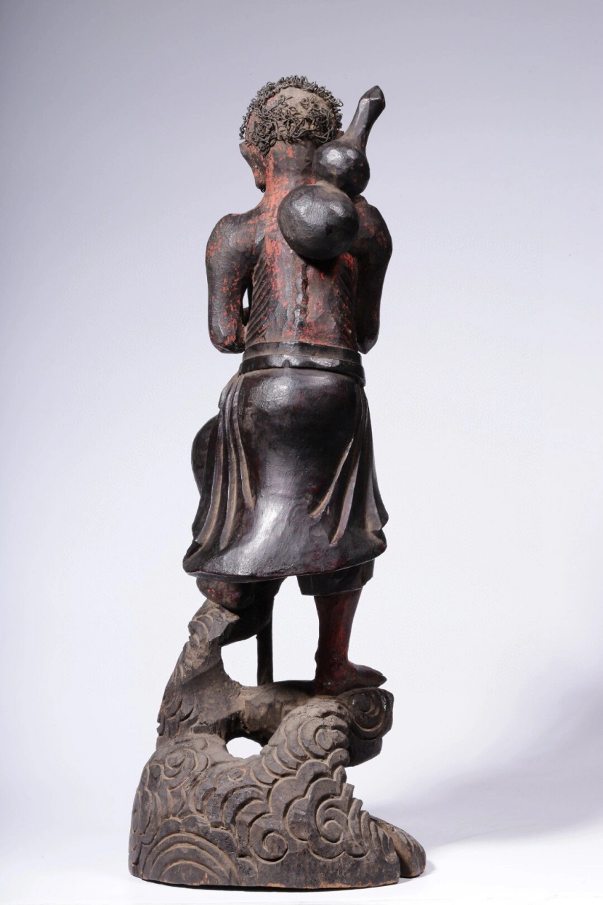 木雕漆彩铁拐李雕像  清中期,木雕漆彩铁拐李雕像(老裂)  这是一件