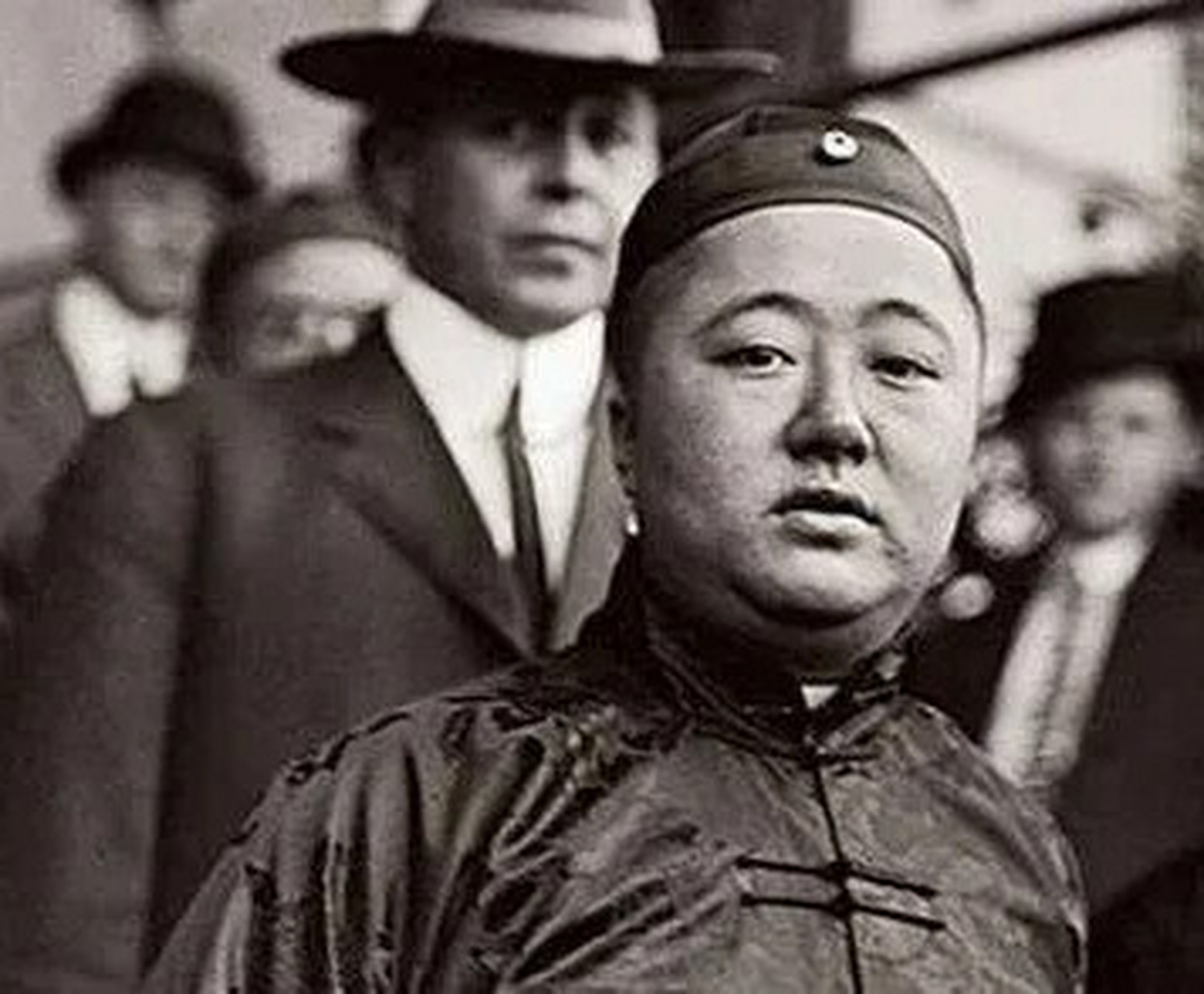睿亲王的儿子中辁听到自己因为欠债,法院要查封自己的房子后,糊涂的