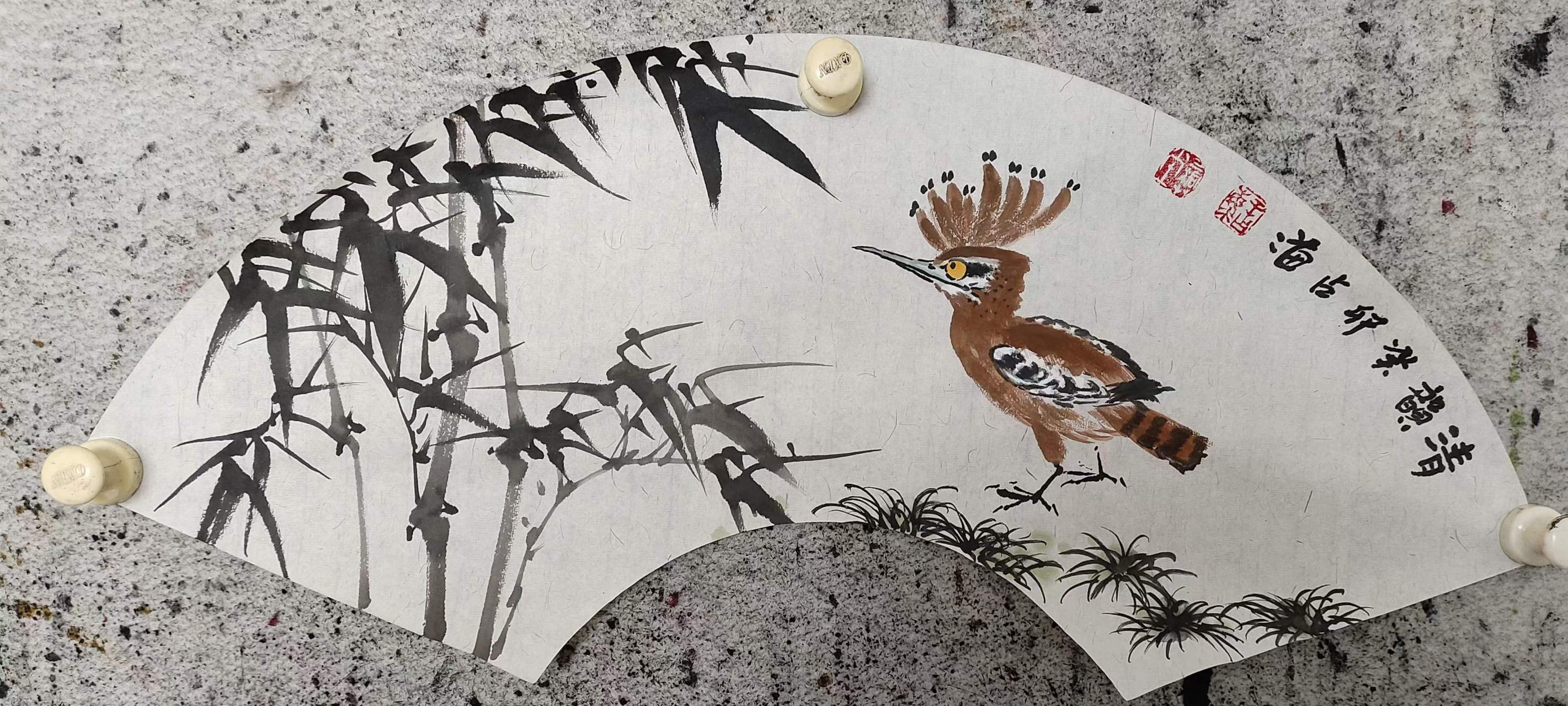河北沧州,现居北京,自幼爱好书画艺术,启蒙于著名花鸟画家白清海先生