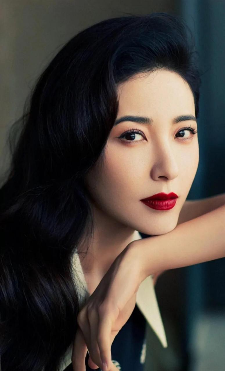 五官精致大气,身姿妖娆,气质绝佳,被称为几十年不