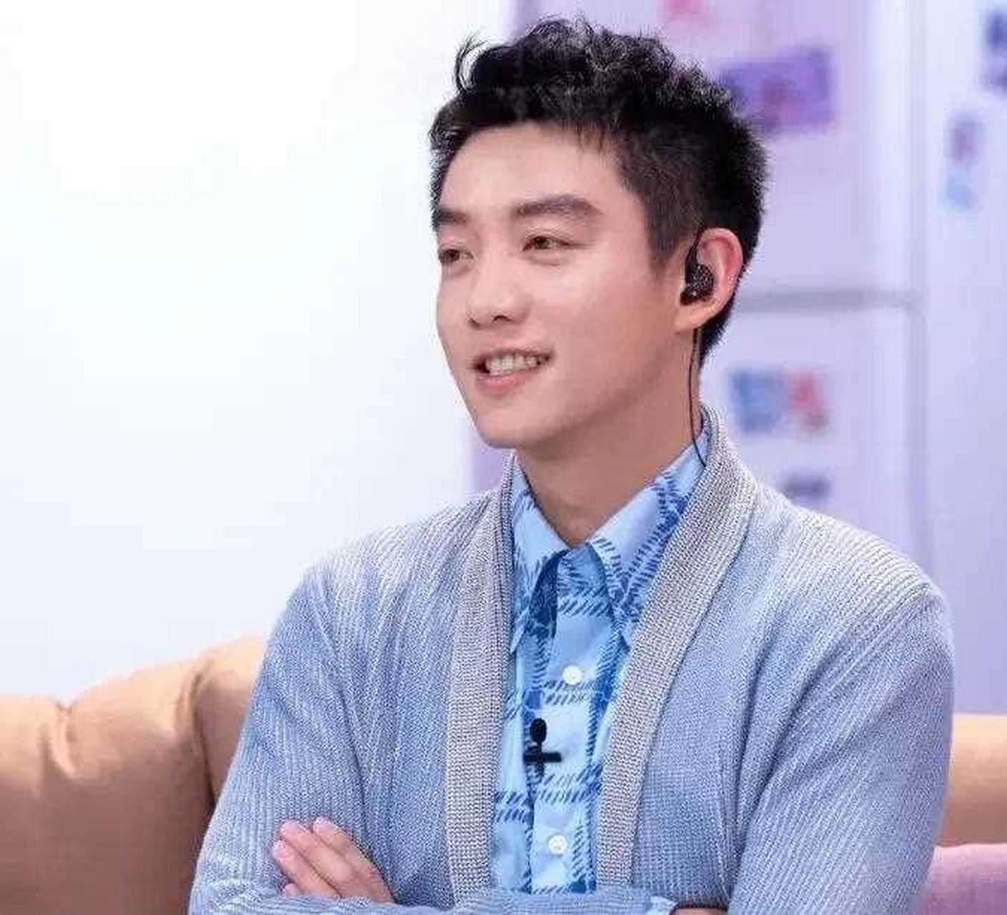 有媒体扒出郑恺当年的高考成绩,没想到帅气又多金的他,高考考邓了