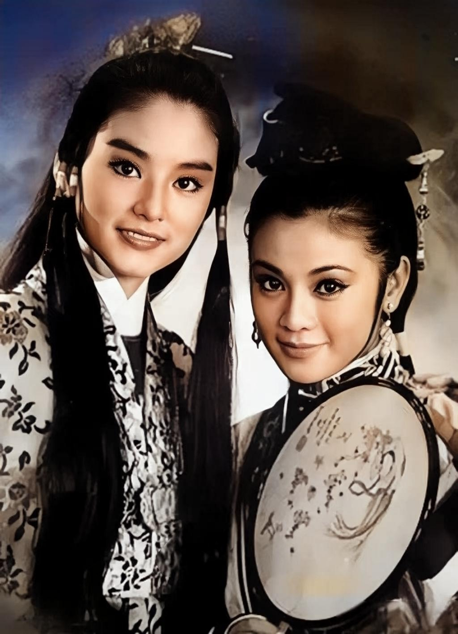 年轻时候的林青霞和张艾嘉的古装合影,这是她们在拍摄《金玉良缘红楼