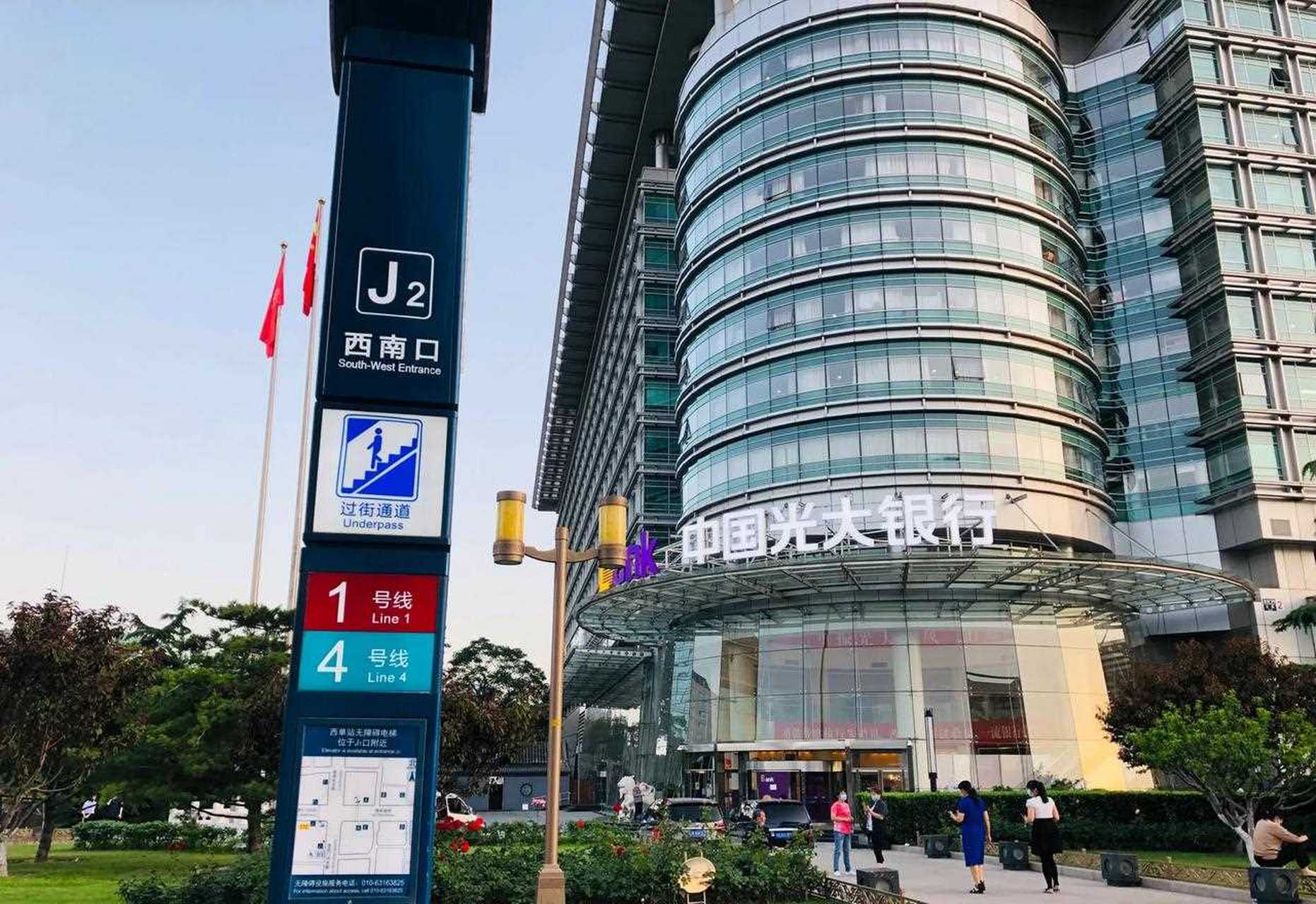 长安街上的每个地下通道都这么干净,这是西单地下通道也是地铁一号线