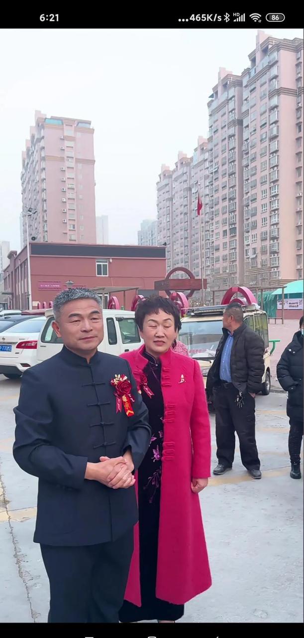 今天郭刚堂的儿子郭振结婚了,看了一会直播,现场特别火爆,大小主播们