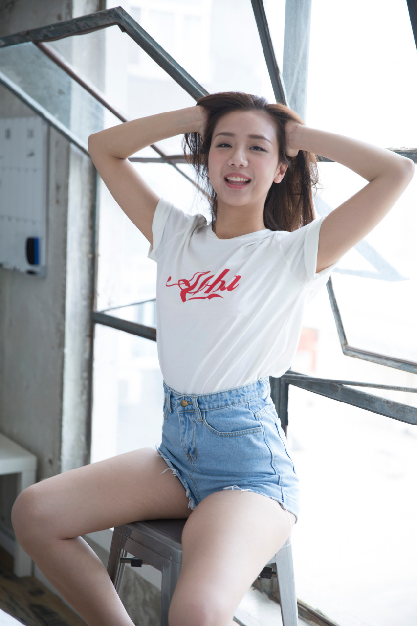 来看看《漫长的季节》里小露的饰演者曾淇,是不是感觉剧中的造型和戏