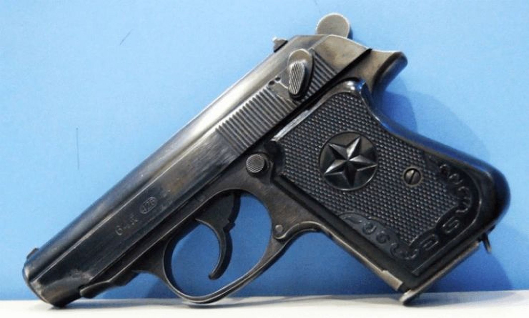 64式手枪科普 64式自动手枪是新中国自行设计制造的第一种制式手枪,其