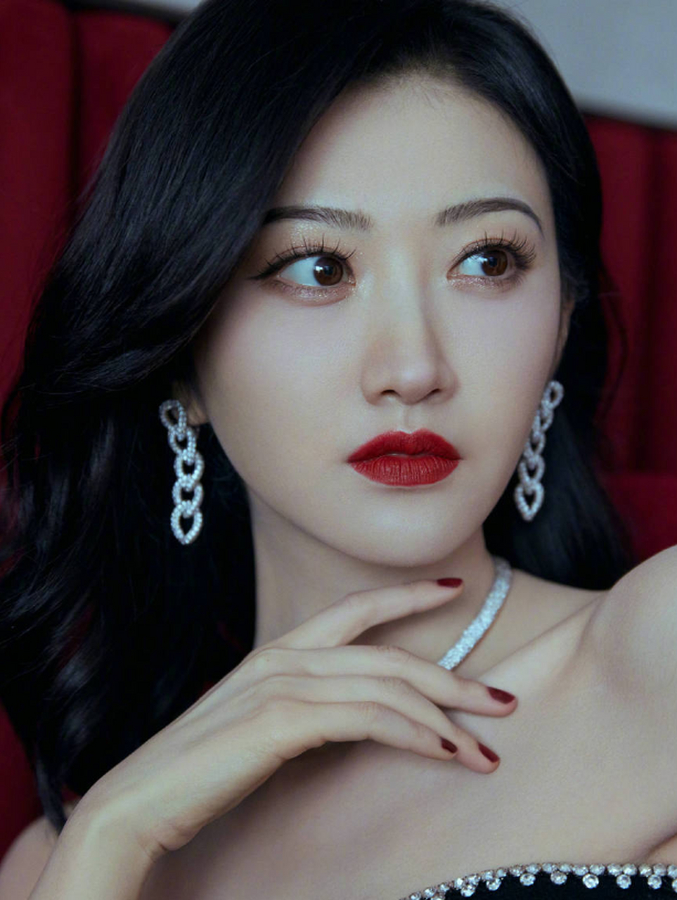 【今日穿搭 | 景甜黑色抹胸长裙性感优雅】   景甜最近的一组写真照