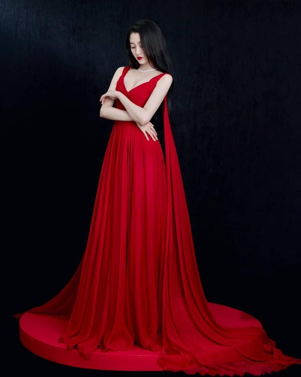 关晓彤# 高开叉红色长裙,宛如仙女下凡!