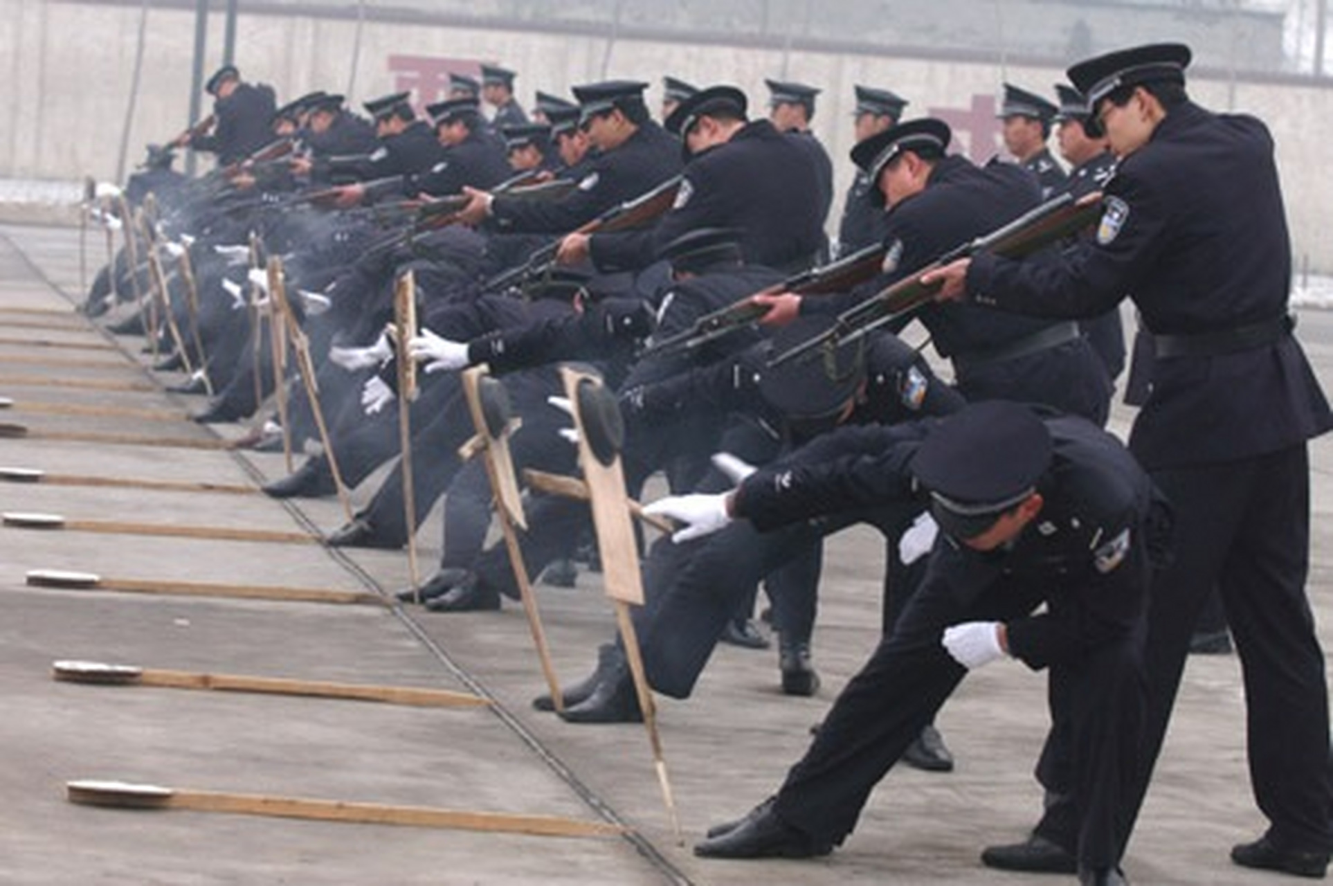 武警枪毙死刑犯图片图片