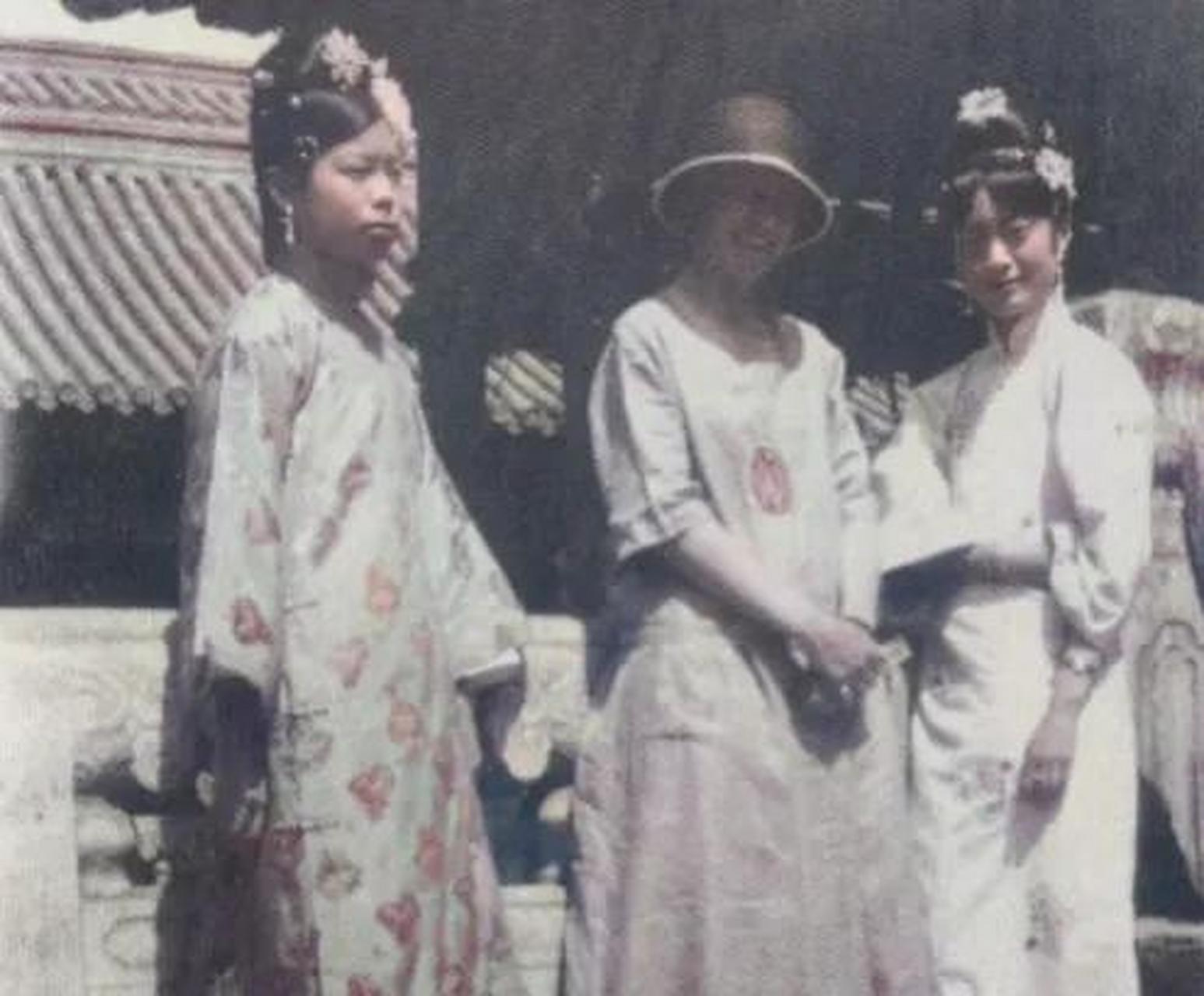 这张珍贵的老照片记录了末代皇后婉容和皇妃文绣,在1928年左右的时候.