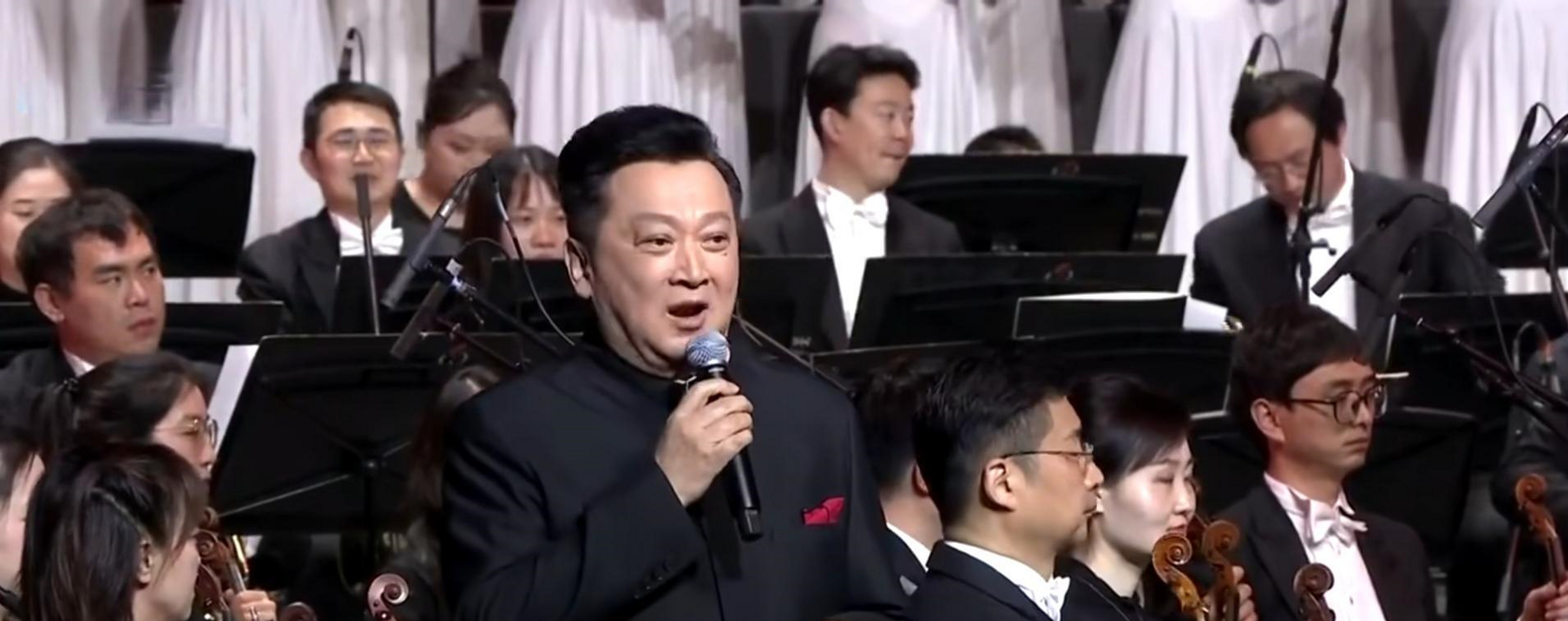 67岁郁钧剑宝刀未老,为了省钱跨界主持音乐会,观众都能猜出潜台词