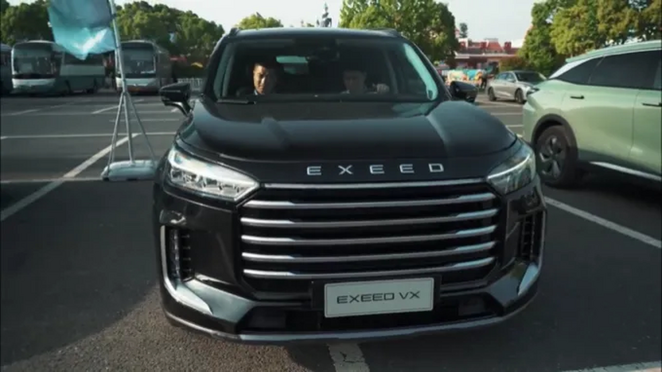 这是2023款星途揽月国际版,外观稍有改动,中网变得更大气稳重了,难怪