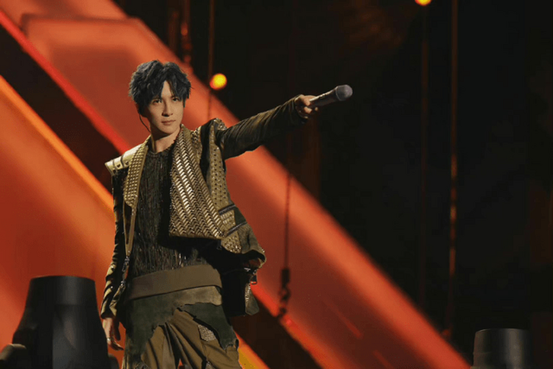 薛之谦唱到一半被伴舞撞飞了?请不要吃我?