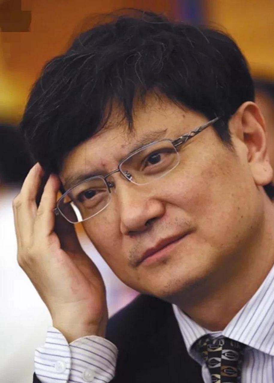 她妈妈就带着她来找郑强,她妈妈也很漂亮.